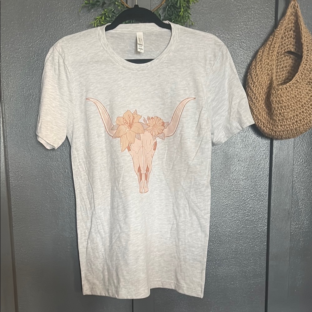 Gray Graphic Tee with Floral Skull Design